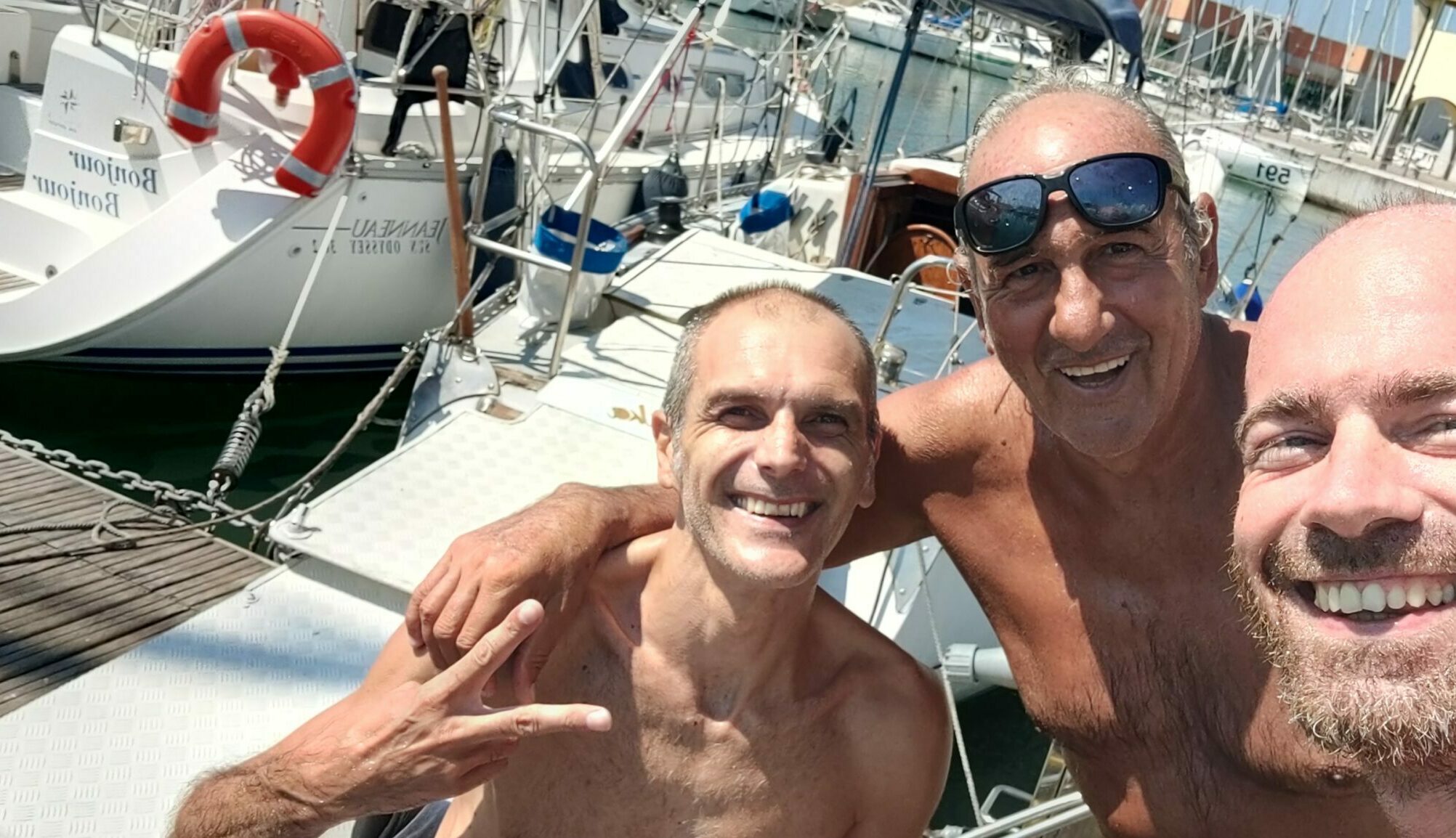 marco salvatore e matteo sorridenti sul pontile dopo la prima veleggiata ufficiale di tatanka con carrozzina in pozzetto